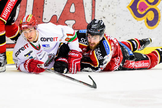 Modos Ilari Filppula och Luleås Jacob Lagacé liger på