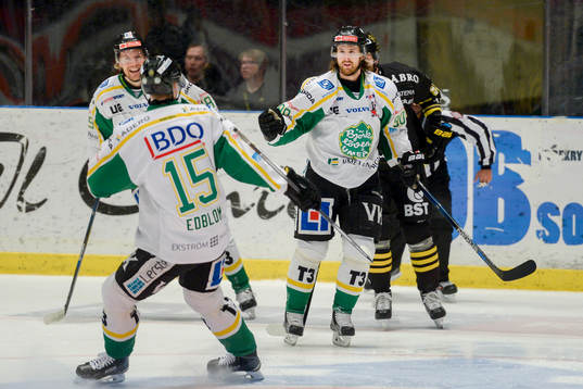 Björklövens Alex Hutchings jublar