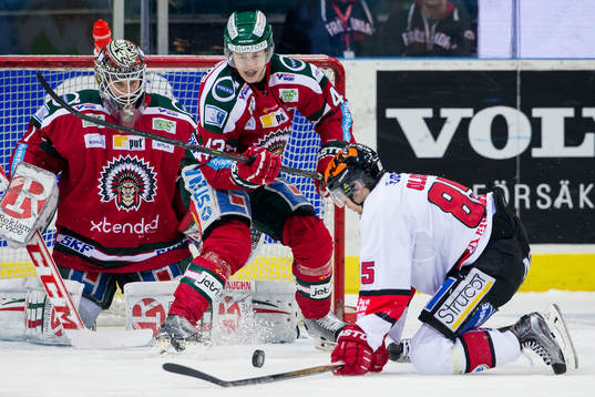 Frölundas målvakt Lars Johansson och Tom Nilsson håller