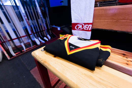 En matchtröja tillhörande Brynäs ligger på