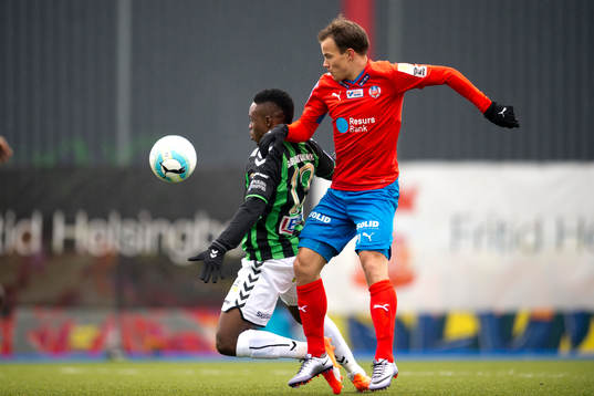 Helsingborgs Anton Wede trycker GAIS Pule Maraisane i ryggen