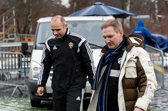 Domare Robert Daradic och Halmstads klubbchef Fredrik