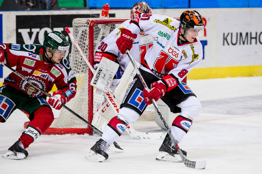 Örebros Jakub Krejcik före Frölundas Artturi Lehkonen
