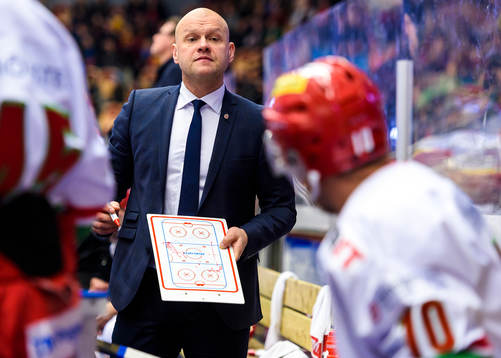 Modos tränare Andreas Johansson pratar med Per-Åge