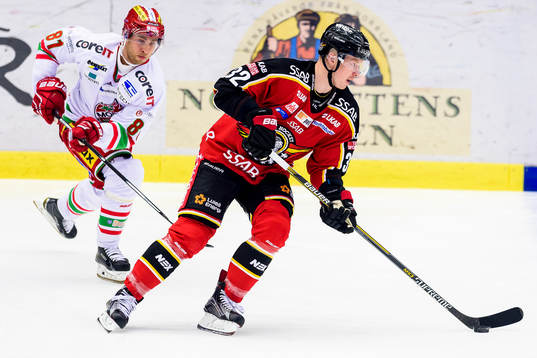 Luleås Lennart Petrell jagas av Modos Ilari Filppula