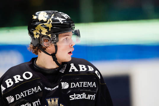 s Malte Strömwall förbereder att lägga en straff