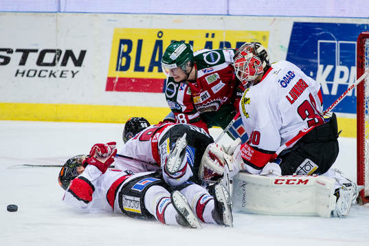 Frölundas Johan Sundström vinner puck