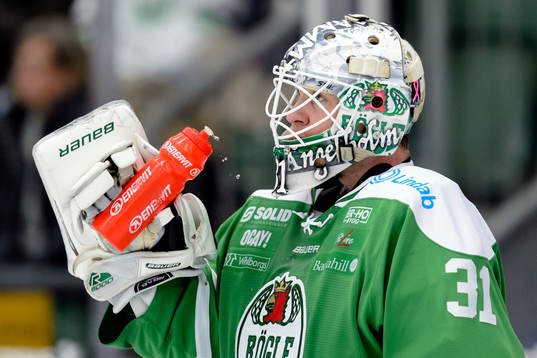Rögles målvakt Lars Volden dricker vatten