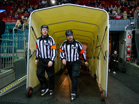 Domare Mikael Holm och Domare Patrik Sjöberg