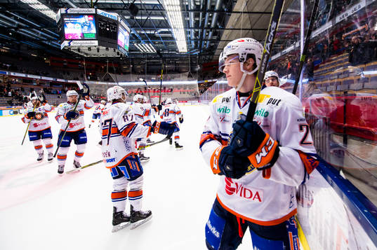 Växjös Gustav Rydahl (th) jublar mot klacken