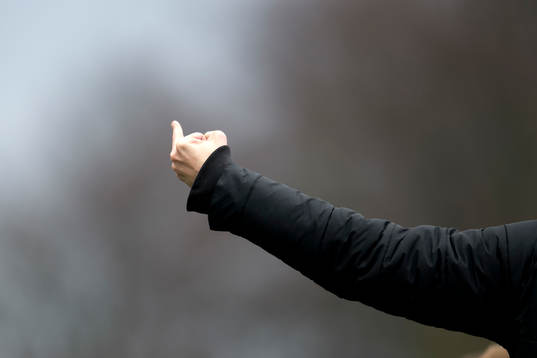 GAIS supporter visar finger