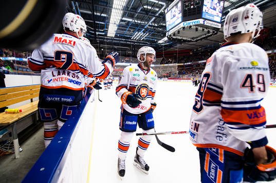 Växjös Josh Hennessy jublar mot sitt lag