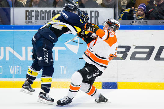 s Kristofer Berglund tacklar Karlskronas Anton Grundel