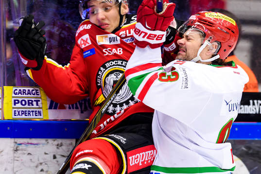 Modos Byron Ritchie tacklar Luleås Christian Jaros