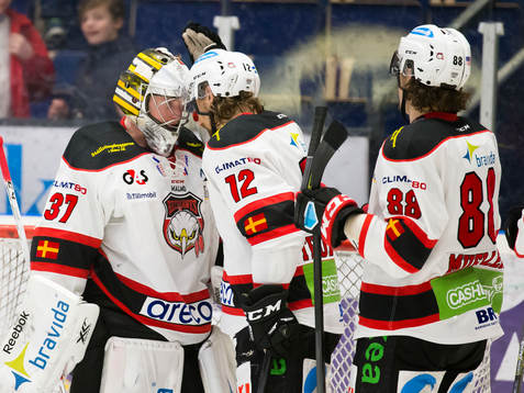 Malmö Redhawks Andreas Thuresson jublar med målvakt Jonas