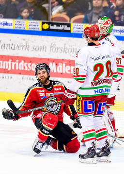Luleås Jacob Lagacé knästående på isen