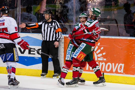 Frölundas Kristian Vesalainen jublar ihop med Andreas