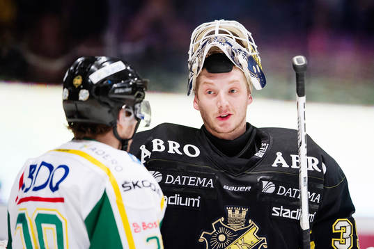 s målvakt Robin Rahm samtalar med Björklövens Lucas