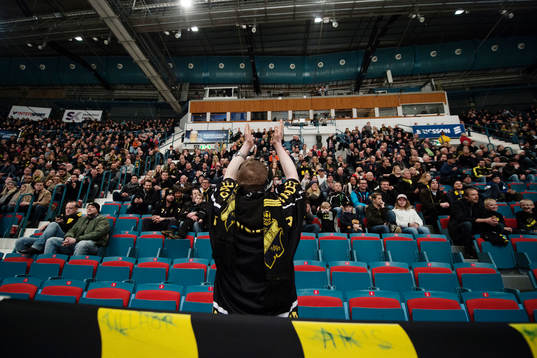 En supporter hejar på åskådarna