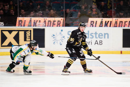 s Robin Kovacs och Björklövens Alex Hutchings