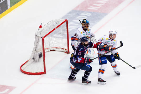 Linköpings Daniel Rahimi oroar framför Växjös  mål