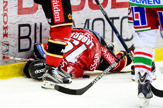 Luleås Jacob Lagacé ligger på isen