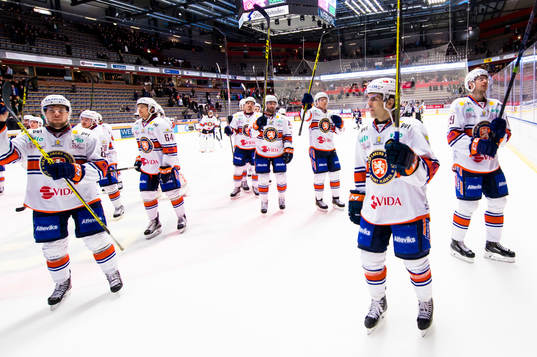Växjös Cory Murphy (th) jublar mot klacken