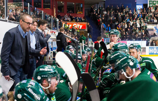 Färjestads tränare Tommy Samuelsson och spelarna deppar i