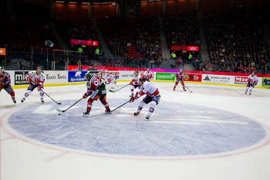 Frölundas Andreas Johnson med pucken