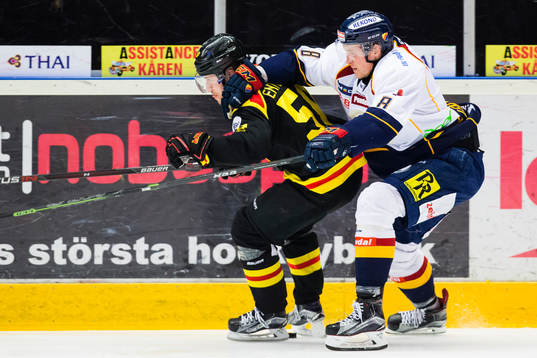 Brynäs Sebastian Enterfeldt blir stoppad av Djurgårdens