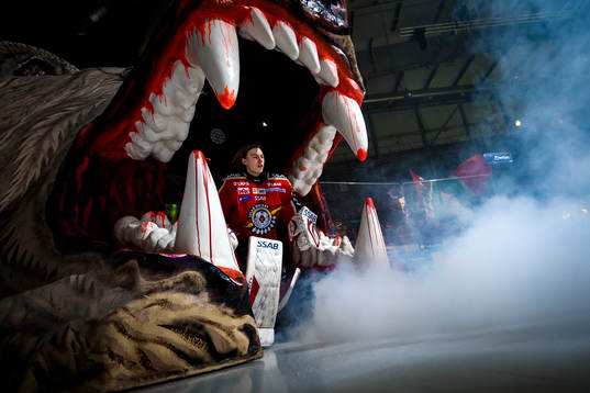 Luleås målvakt Albin Enqvist åker ut genom björngapet