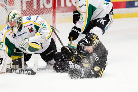 s Robin Kovacs glider in i Björklövens målvakt Andreas