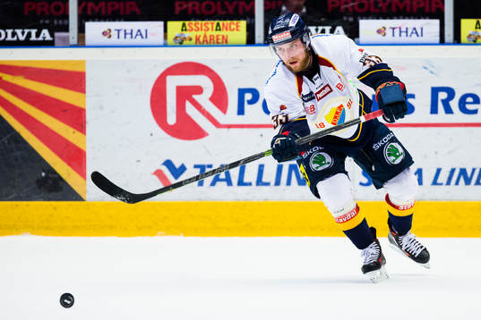 Djurgårdens Linus Hultström med pucken