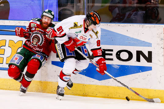 Frölundas Robin Figren och Örebros Jakub Krejcik