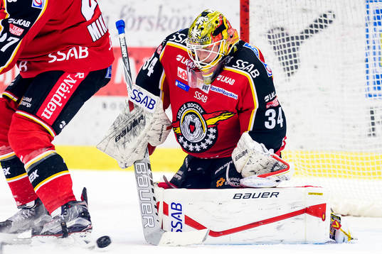 Luleås målvakt Joel Lassinantti räddar ett skott