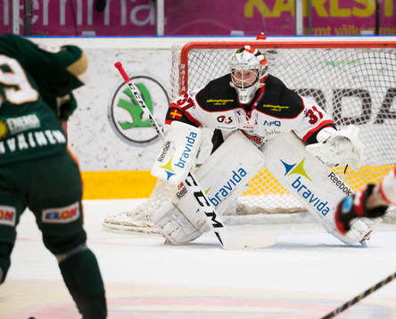 Malmö Redhawks målvakt Jonas Gunnarsson fokuserar puck