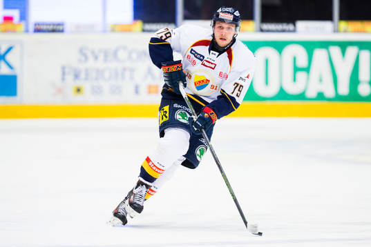 Djurgårdens Emil Lundberg med pucken