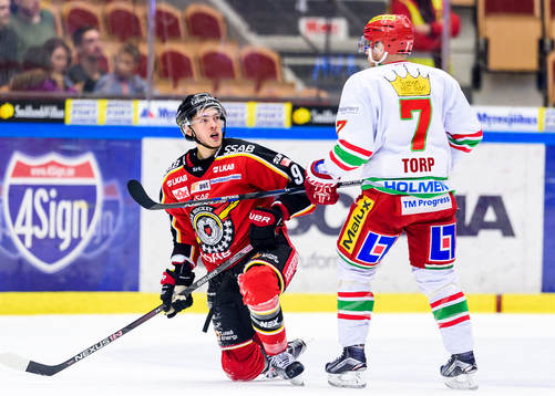Luleås Johan Forsberg tittar på Modos Nichlas Torp