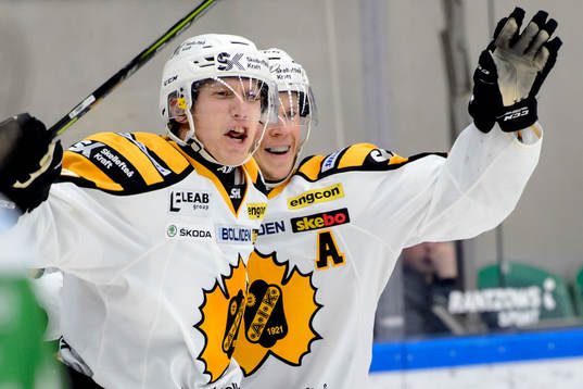 Skellefteås John Norman och Erik Forssell jublar