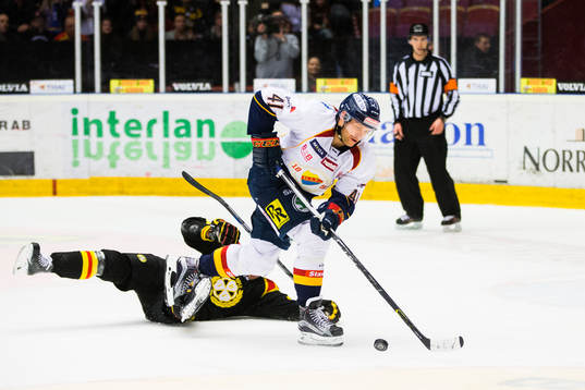 Djurgårdens Patrick Thoresen tar sig förbi Brynäs Jacob