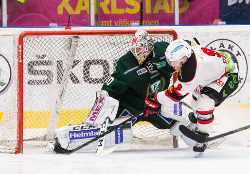 Malmö Redhawks Frederik Storm lägger pucken i mål bakom