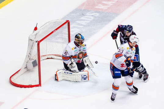 Växjös målvakt Cristopher Nihlstorp styr undan en puck