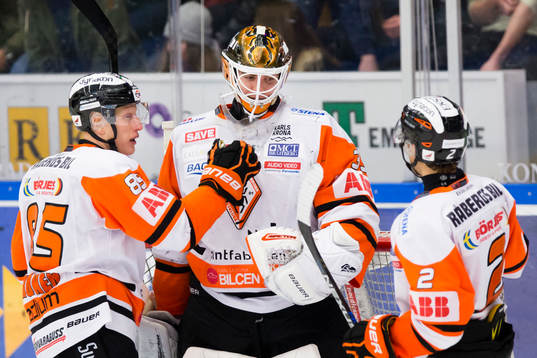 Karlskronas Toni Kähkönen, målvakt Linus Fernström och