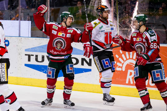 Frölundas Patrik Carlsson jublar ihop med Oscar Fantenberg
