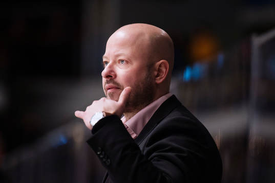 Björklövens tränare Tommy Jonsson signalerar att domaren