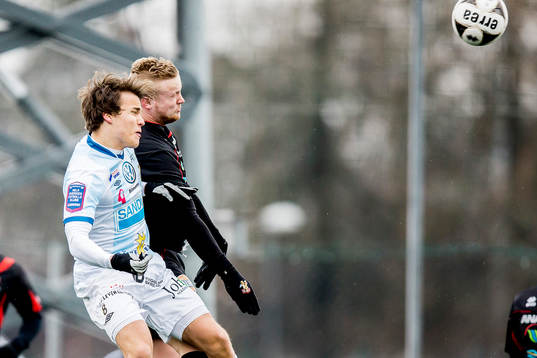 Trollhättans Jonathan Gustafsson och Gefles Simon Skrabb