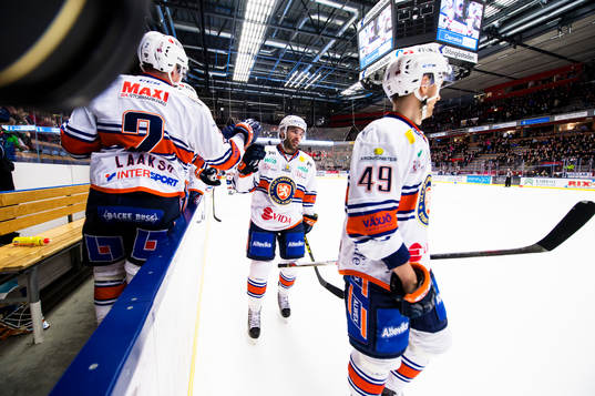 Växjös Josh Hennessy jublar mot sitt lag