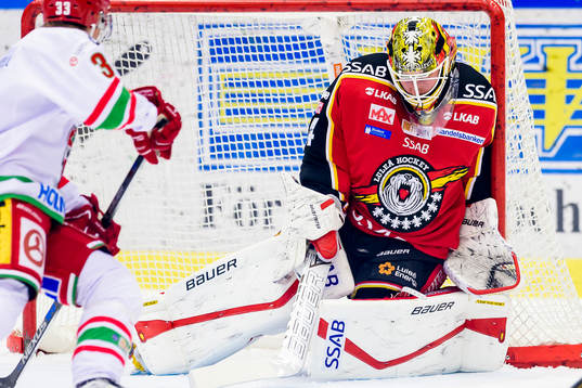 Luleås målvakt Joel Lassinantti räddar ett skott