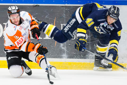 s Chris Campoli i duell