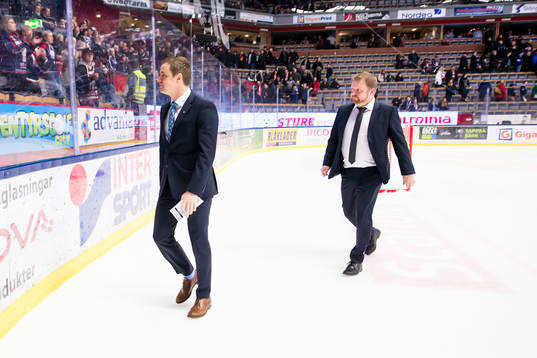 Linköpings tränare Dan Tagnes  deppar på väg ut från